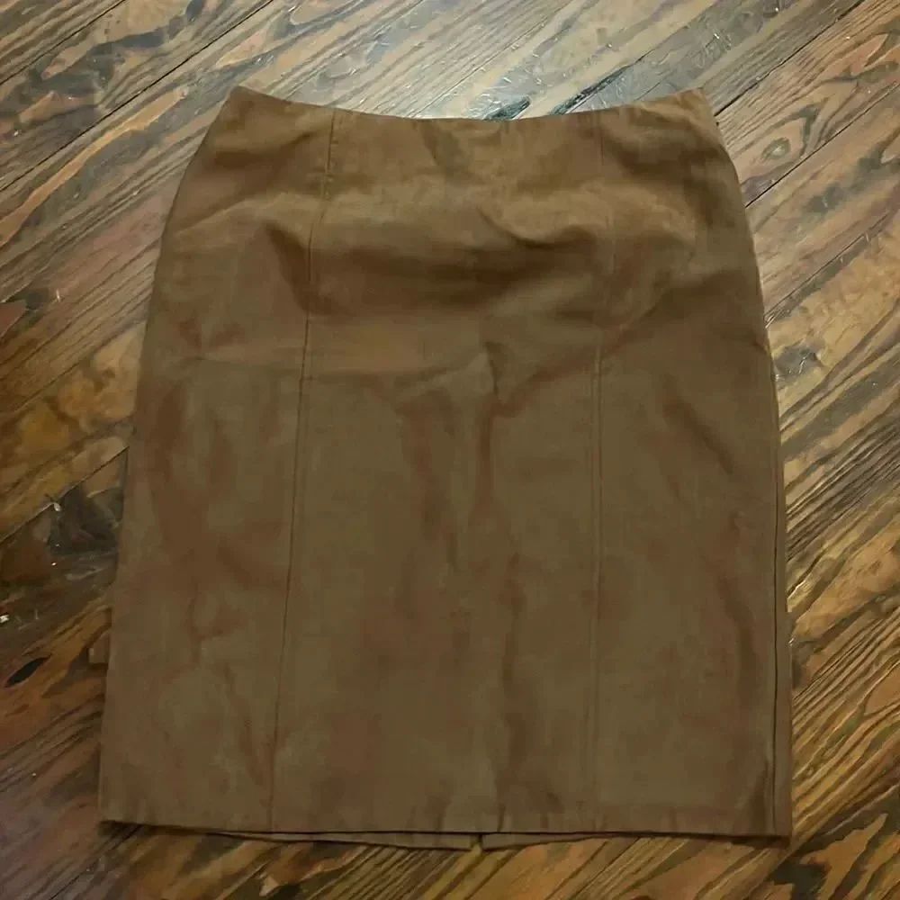 Chicos faux suede polyester skirt side zip size 1 (Chicos sizing)